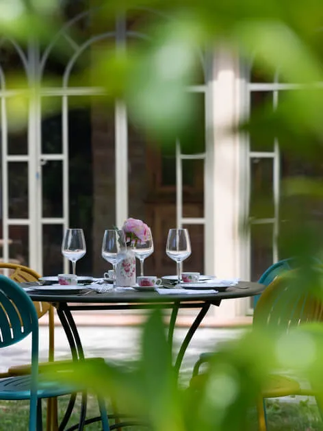 Tavolo apparecchiato per la colazione nel giardino d’inverno
