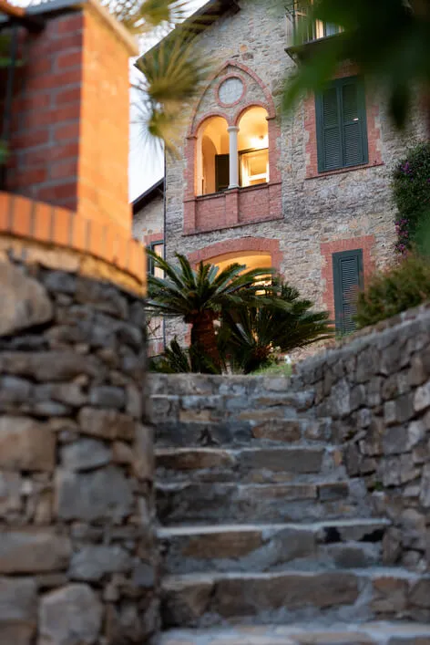 Scalinata in pietra che sale verso la villa